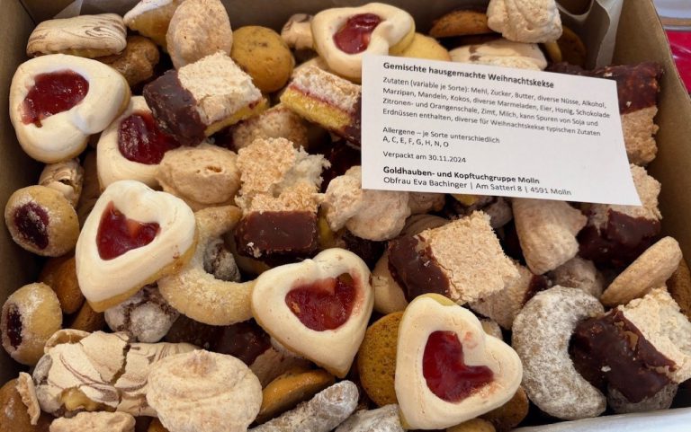 hausgemachte Weihnachtskekse der Goldhauben- und Kopftuchgruppe Molln